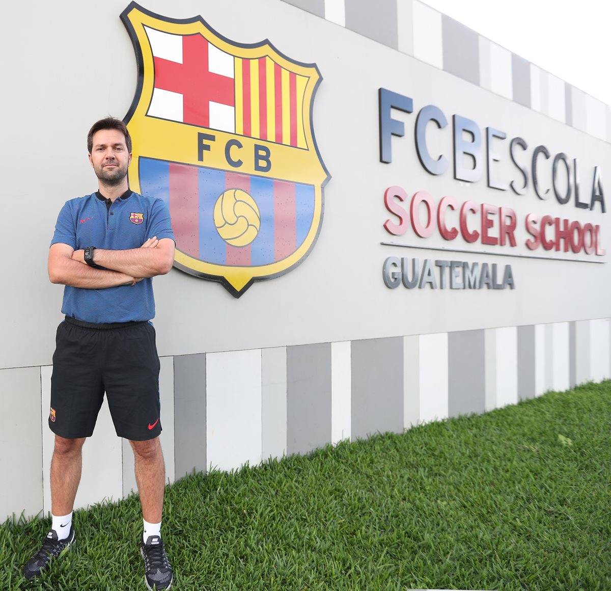 El técnico español Isaac Oriol Guerrero, director de las 45 academias de futbol del Barcelona que hay por todo el mundo, se mostró satisfecho por el nivel que tienen los futbolistas nacionales (Foto Prensa Libre: Edwin Fajardo)