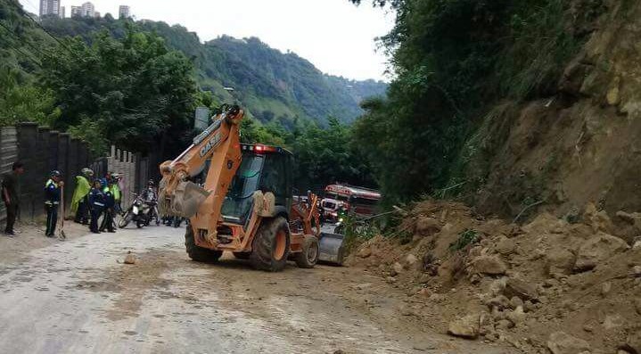 Maquina quita derrumbe hacia Boca del Monte. (Foto Prensa Libre: Cortesía).