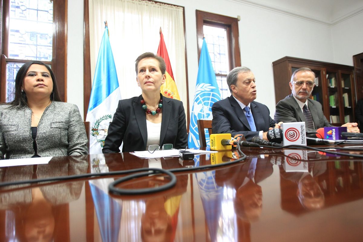 En la donación Valerie Julliand Coordinadora Residente del Sistema de las Naciones Unidas, reconoce el trabajo de MP y CICIG. (Esbin García)