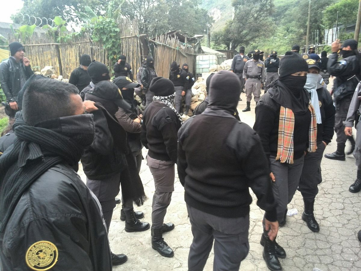 Los guardias exigen al Ministerio de Gobernación cumpla el pago de un bono salarial y a cambio aceptan pasar por el polígrafo. (Foto Prensa LIbre: E. Paredes)