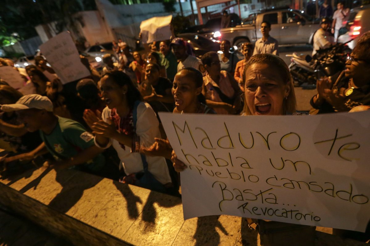 Venezolanos marchan en Caracas contra la decisión de la autoridad electoral. (Foto Prensa Libre: EFE)