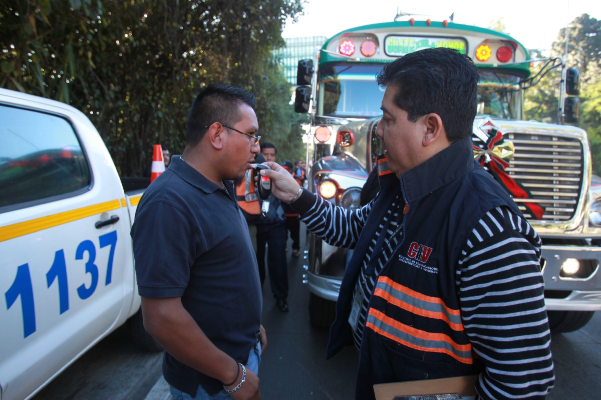 Las pruebas de alcoholemia  se realizan a conductores para medir el nivel de alcohol en sangre. (Foto Prensa Libre: Hemeroteca PL)