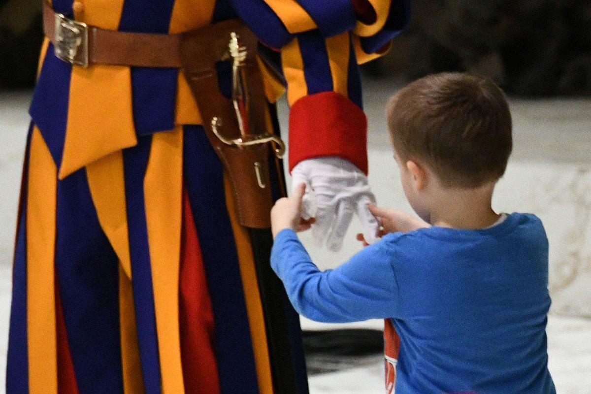 El niño jugó en la plataforma que estaba resguardada por la Guardia Suiza del Vaticano. (Foto Prensa Libre: AFP)