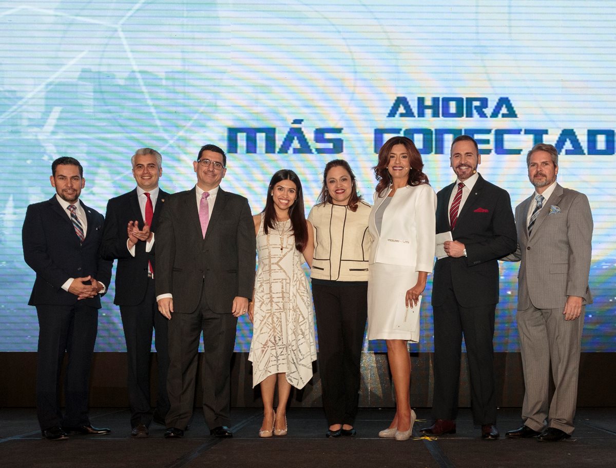 Otto Cerón, Héctor Montenegro, Mario Alejandro Sandoval, Cesia Cabello, Doménica Velásquez, María Luisa Gómez, Ricardo García y Felipe Izquierdo, ejecutivos de Prensa Libre y Guatevisión, en la presentación. (Foto: Juan Carlos Álvarez)