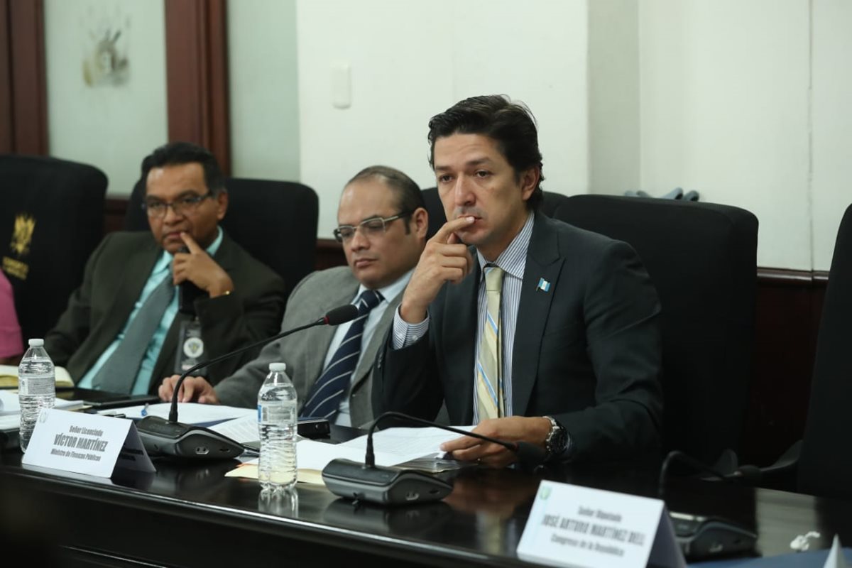 El ministro de Finanzas Públicas Víctor Martínez, indicó que la aprobación de los fondos es necesaria. (Foto Prensa Libre: Esbín García)