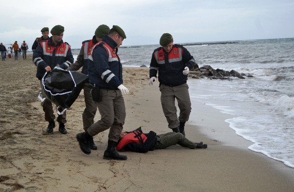 <span class="hps">Policías</span> <span class="hps">recogen</span> <span class="hps">el cuerpo de un</span> <span class="hps">migrante</span><span class="hps"> en la playa</span> <span class="hps">en Ayvalik,</span> <span class="hps">Turquía. (Foto Prensa Libre:AFP).</span>