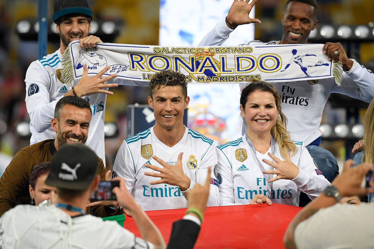 CR7 festeja con su hermana Katia Aveiro en Kiev. (Foto Prensa Libre: AFP)