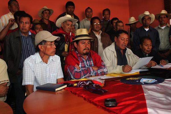 Autoridades comunitarias declaran non gratos a los cinco diputados por  Chimaltenango. (Foto Prensa Libre: José Rosales)