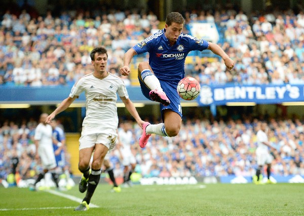 Eden Hazard intenta controlar el balón. (Foto Prensa Libre: EFE)