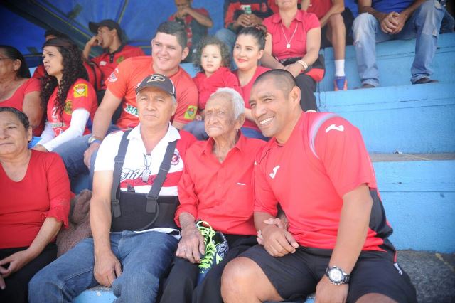 Luis Morales Chavarría, centro, compartió con Juan Carlos Plata en el palco del Estadio Del Trébol. (Foto Prensa Libre: Carlos Vicente)