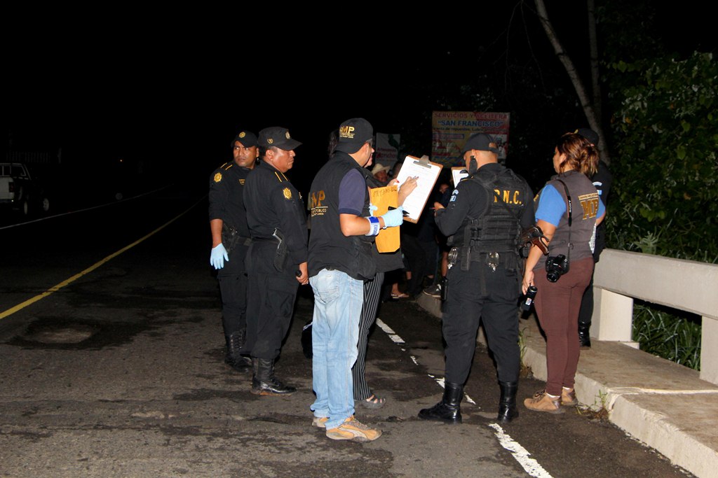 Investigadores inspeccionan el lugar donde murió baleado Abonías Lorenzo, en El Asintal, Retalhuleu. (Foto Prensa Libre: Rolando Miranda).