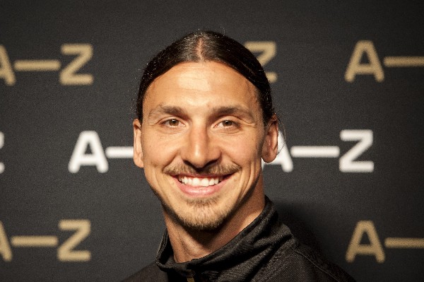 Zlatan Ibrahimovic jugará la próxima semana en la Liga Premier, después de salir campeón de liga con el Paris SG. (Foto Prensa Libre: EFE)