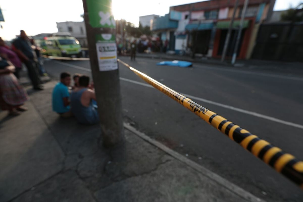 Un hombre murió y otro resultó herido en la 12 avenida y 4 calle de la zona 11. (Foto Prensa Libre: Carlos Hernández)