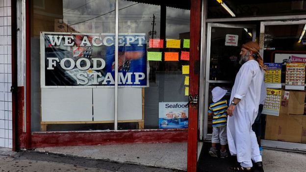 Pese a tener empleos muchas familias necesitan de los cupones de alimentación para llegar a fin de mes. FOTO: GETTY IMAGES