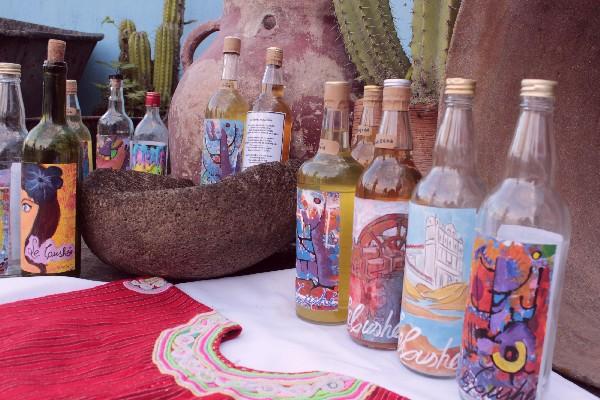 Las etiquetas de las botellas de Le Cushé son diseñadas con pinturas en oleo y acuarela.