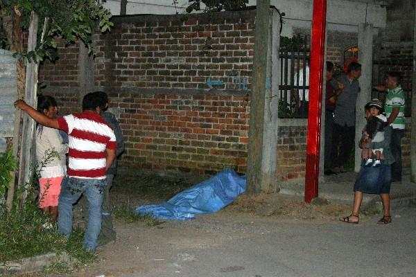 Vecinos ven  cadáver de José Bonilla.