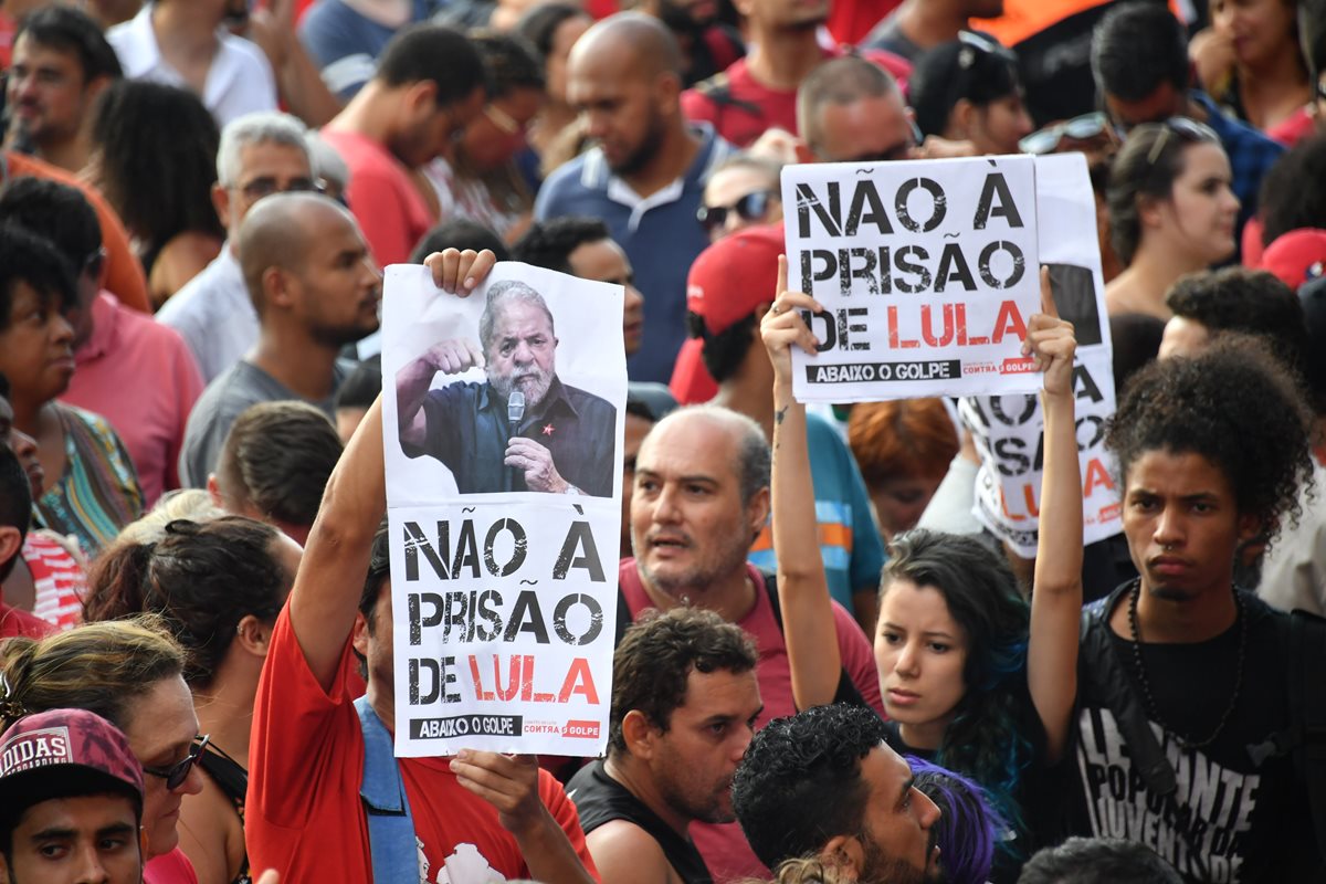 Los partidarios del expresidente brasileño (2003-2011) Luiz Inácio Lula da Silva sostienen carteles mientras bloquean el edificio sindical de los trabajadores metalúrgicos en Sao Bernardo do Campo, en el área metropolitana de Sao Paulo, Brasil.