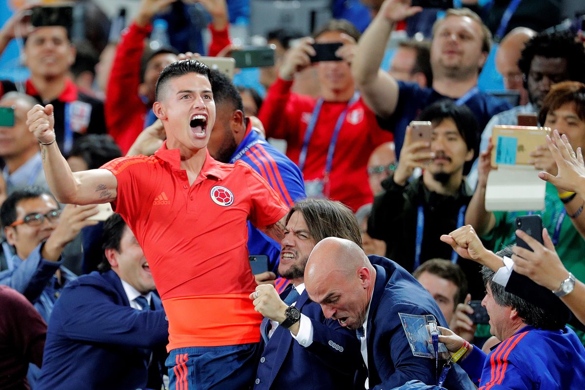 El centrocampista colombiano James Rodríguez celebra el 1-1 desde la grada durante el partido Colombia-Inglaterra. (Foto Prensa Libre: EFE)