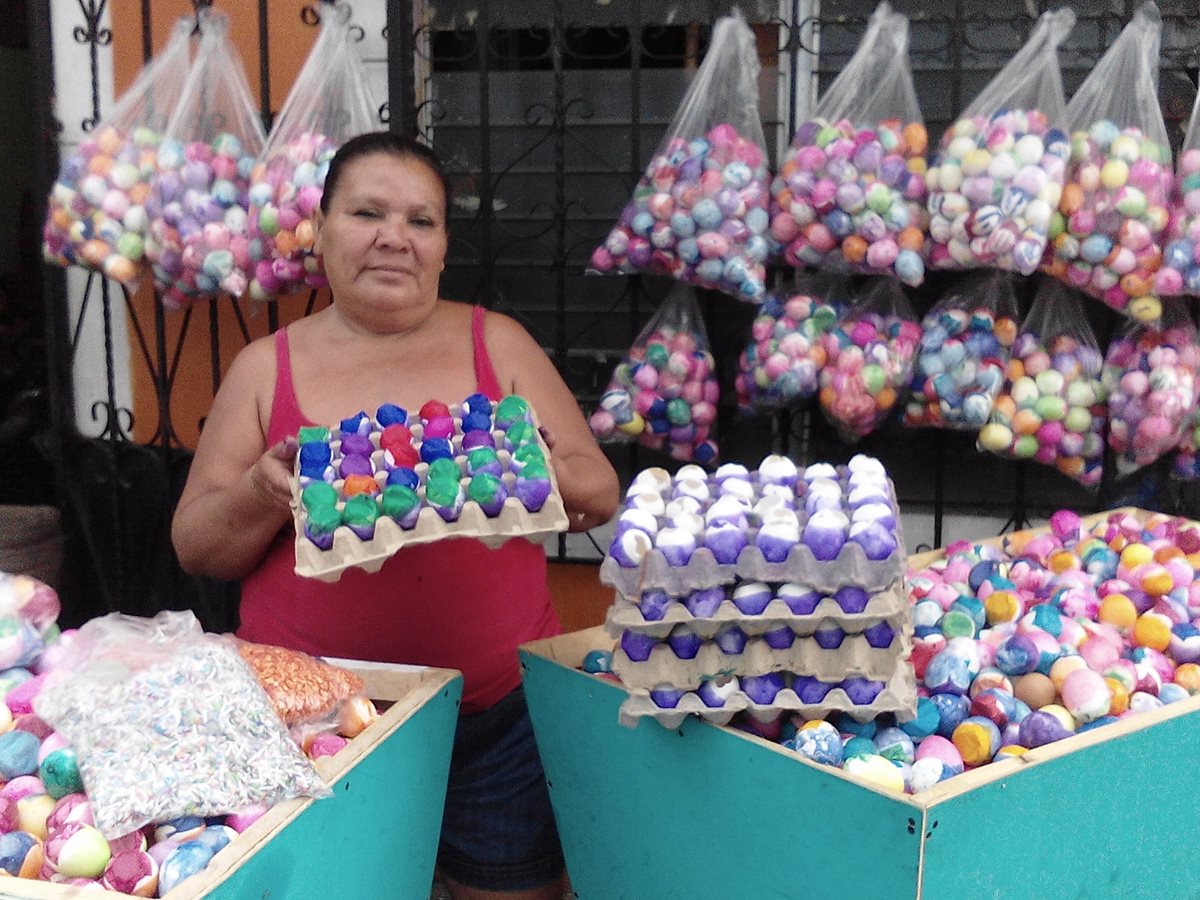 Nohemí Hidalgo muestra su trabajo realizado para el carnaval de Mazatenango. (Foto Prensa Libre: Melvin Popá)