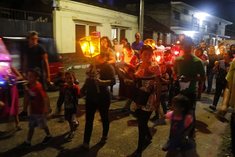 Los faroles le dan colorido a las posadas que recorren calles de Retalhuleu. (Foto Prensa Libre: Rolando Miranda)