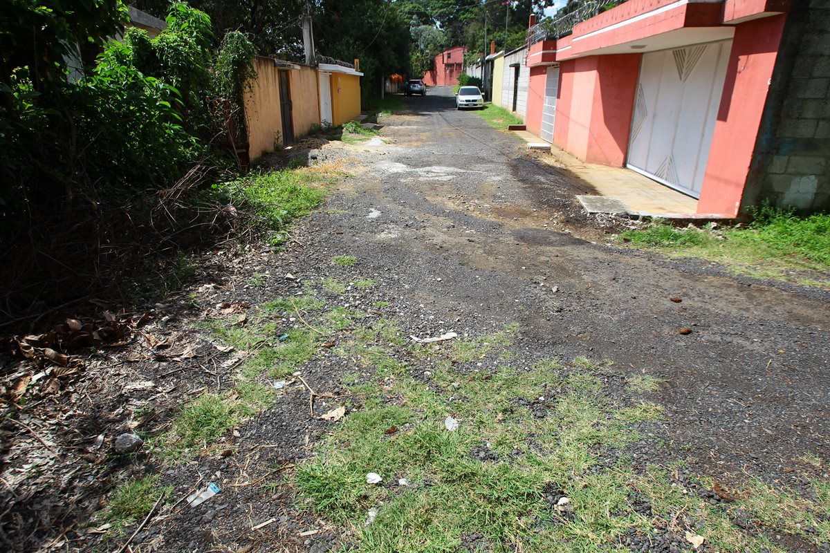 Vecinos de la 4a. avenida "A" y 4a calle de la zona 1 de Mixco, exigen a la municipalidad proyectos para mejorar la calle. (Foto: Hemeroteca PL)