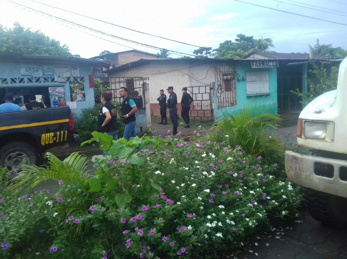 Agentes de la PNC y MP durante allanamientos en La Blanca, San Marcos. (Foto Prensa Libre: PNC)