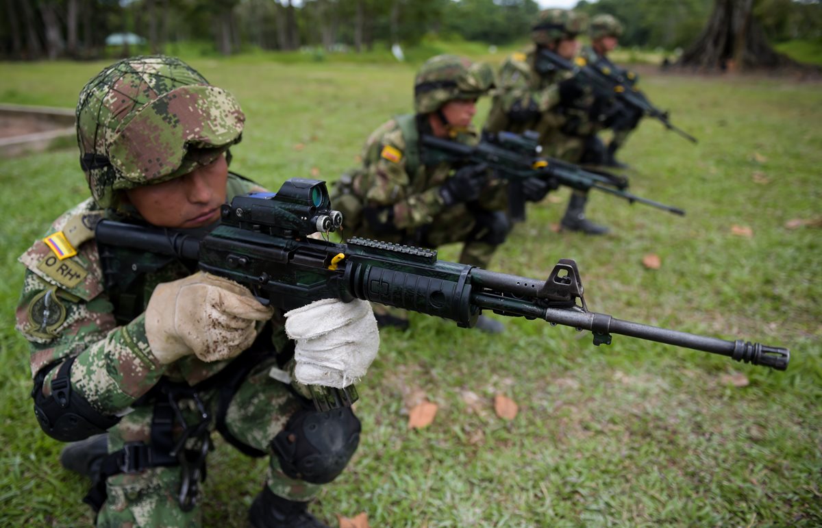 Soldados colombianos entrenan para participar en una operación militar contra renegados de las Farc. (AFP).