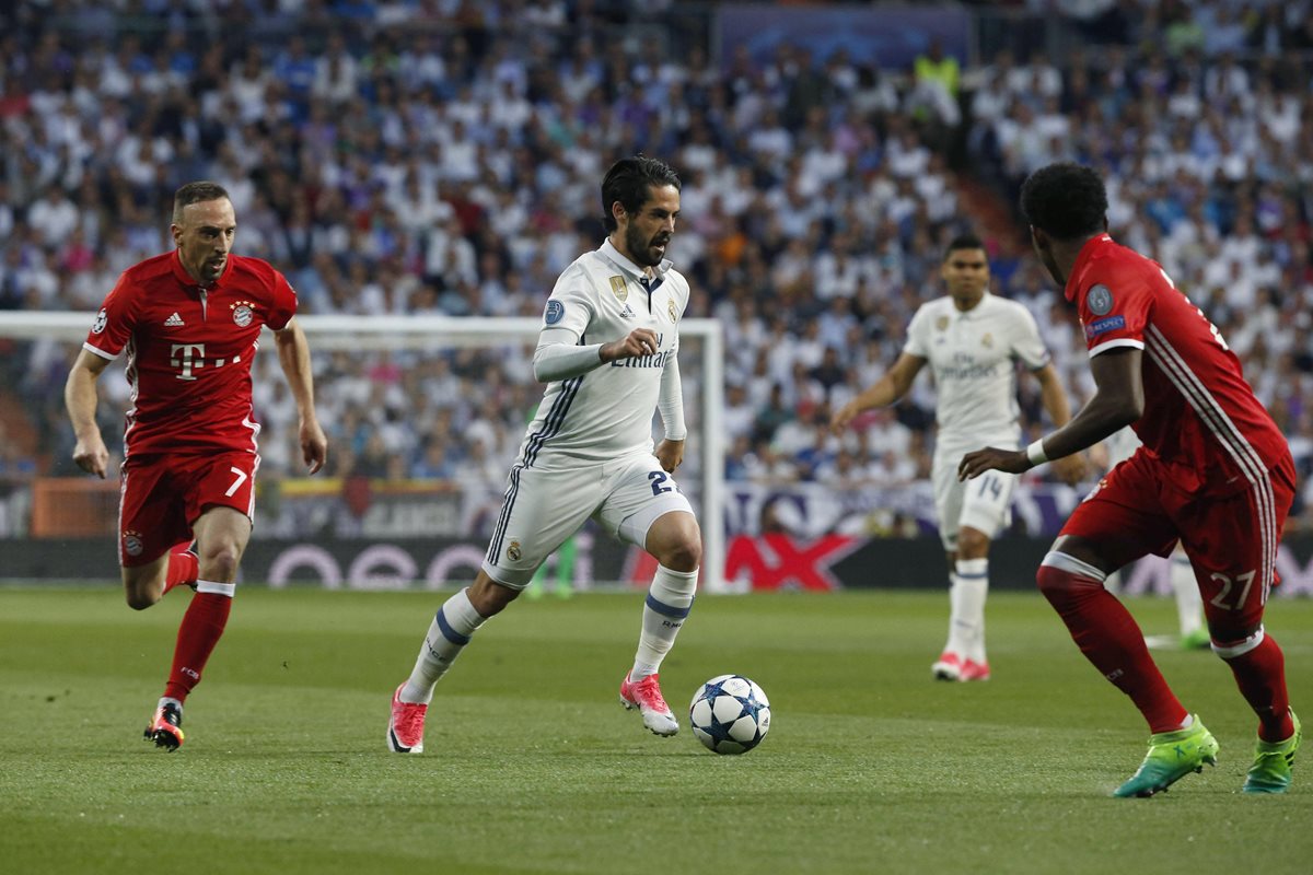 Isco (c) con el balón ante los jugadores del Bayern Múnich Franck Ribéry (i) y David Alaba.