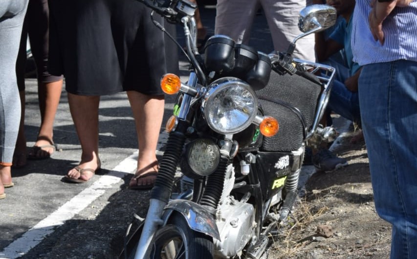 Motocicleta en la que viajaban la madre e hijo en la ruta a Huité, Zacapa. (Foto Prensa Libre: Mario Morales)