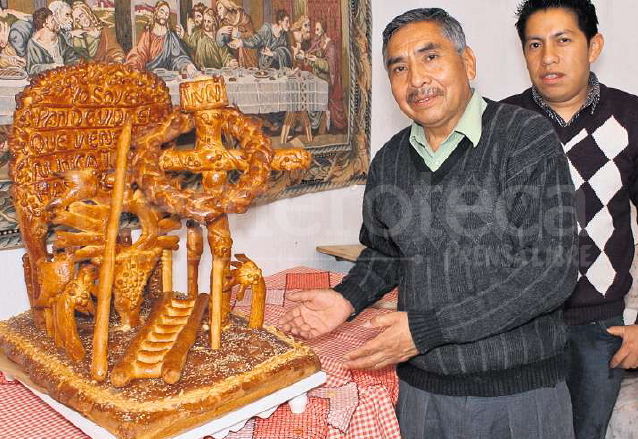 Héctor Orozco acompañado de su hijo Rudy muestra un pan sacramentado en Xela. (Foto: Hemeroteca PL)