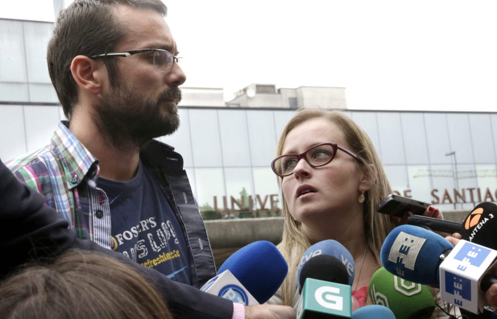 Antonio Lago y Estela Ordóñez, padres de la niña enferma. (Foto Prensa Libre: EFE).