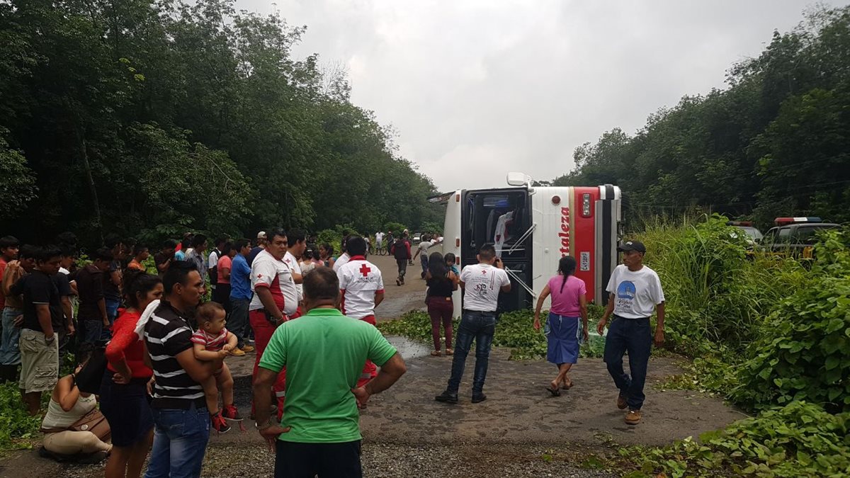 El autobús volcó sobre el asfalto, por circular a excesiva velocidad. (Foto: Cruz Roja)