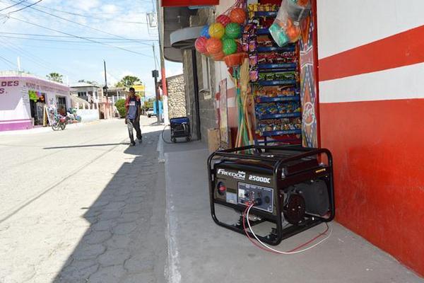 Algunos comerciantes de Cabañas han optado por el uso de plantas eléctricas, debido a que carecen de  energía desde la semana recién pasada. (Foto Prensa Libre: Víctor Gómez)