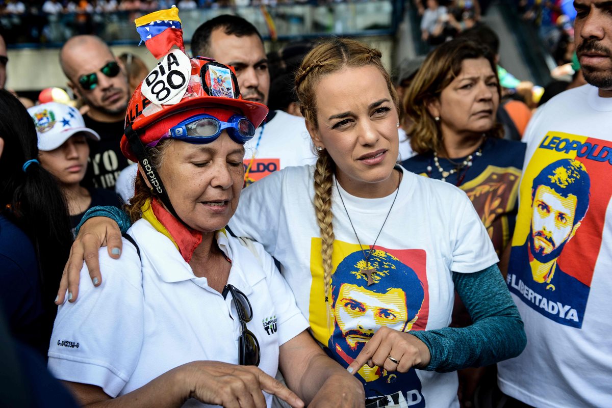 La esposa del líder opositor Leopoldo López, Lilian Tintori (I) participa en la marcha.(AFP).