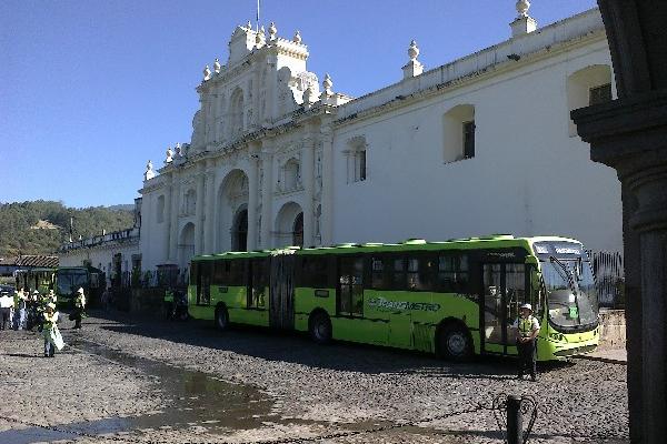 personal de la comuna capitalina limpia la ciudad colonial.