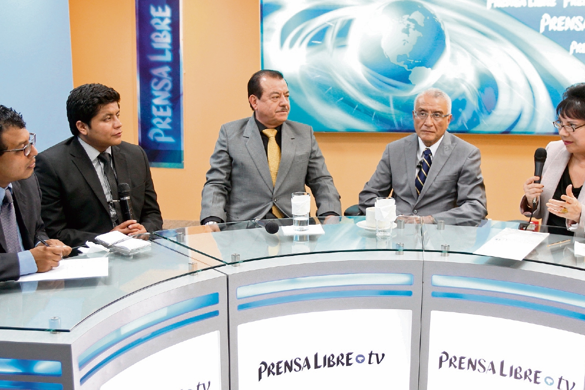 Los magistrados del TSE, Mario Aguilar Elizardi —centro—, Julio Solórzano y Eugenia Mijangos —derecha—, conversan sobre detalles del proceso electoral 2015 con los periodistas Manuel Hernández y Edwin Pitán —izquierda—, durante el programa Diálogo Libre.