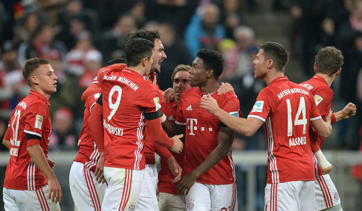 Mats Hummels celebra con sus compañeros luego de anotar frente al Leverkusen. (Foto Prensa Libre: EFE)