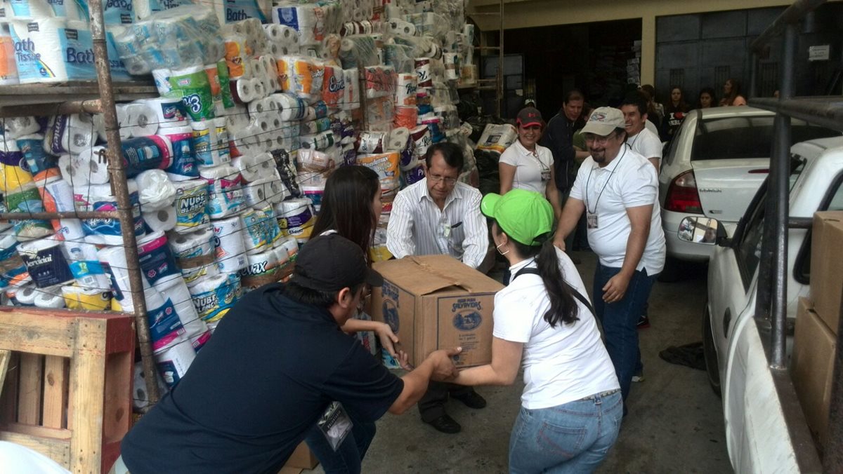 Los víveres fueron entregados en un centro de acopio. (Foto Prensa Libre: Erick Ávila)