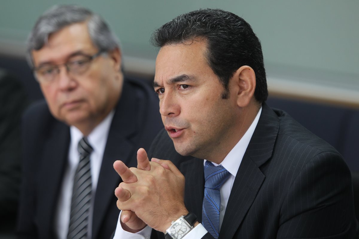 Jimmy Morales explica su plan de Gobierno, al fondo el candidato a la vicepresidencia Jafeth García. (Foto Prensa Libre: Esbin García)