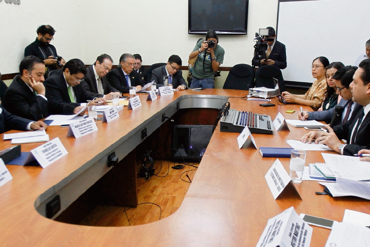 La reunión entre diputados y funcionarios del Ejecutivo fue en un hotel de la ciudad colonial. (Foto Prensa Libre: Miguel López)