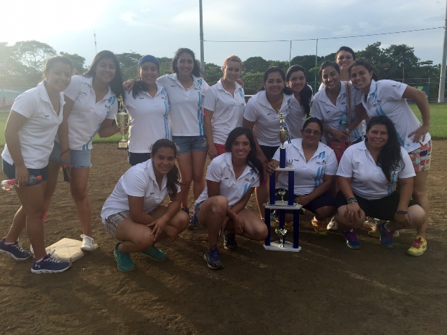 Las nacionales posan con el trofeo del tercer lugar. (Foto Prensa Libre: Rodrigo Navarro/Asosoft)