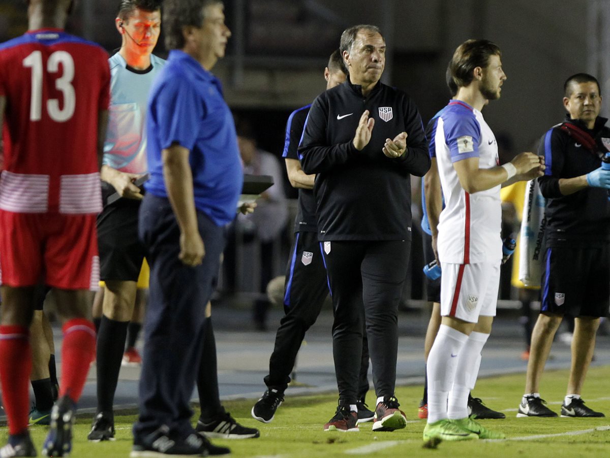 Bruce Arena, técnico de Estados Unidos, durante el partido que los norteamericanos empataron en su visita a Panamá. (Foto Prensa Libre: EFE)