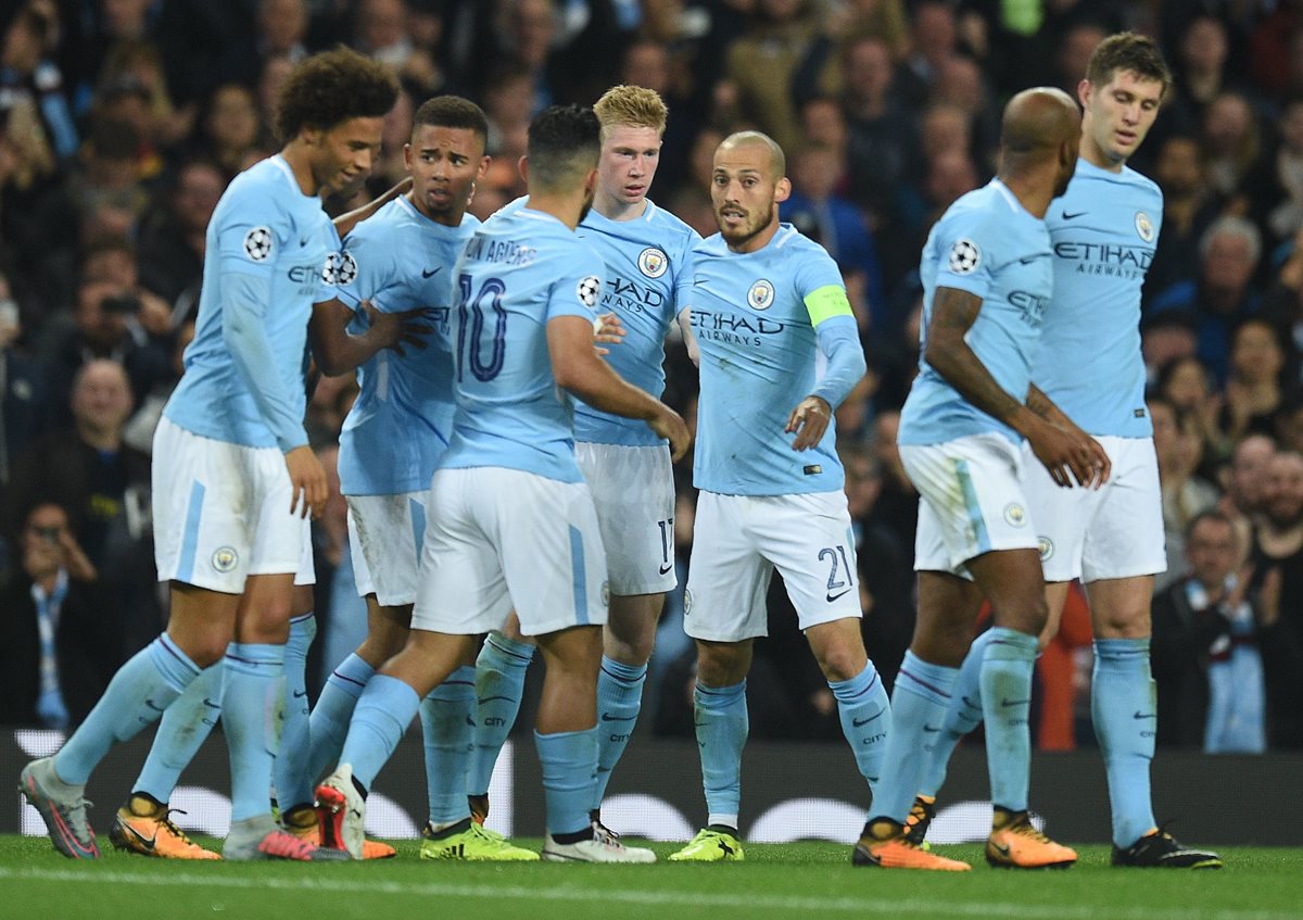 Kevin De Bruyne festeja con sus compañeros luego de anotar el primer gol del City. (Foto Prensa Libre: AFP)