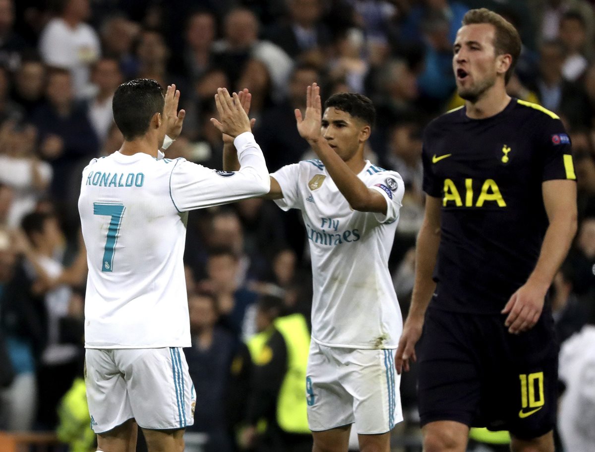 Ronaldo recibe la felicitación de Achraf.