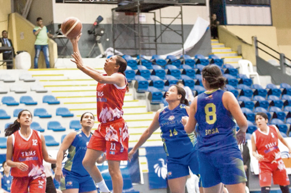 Blanca Amado, figura del combinado nacional, encesta durante el partido contra El Salvador. (Foto Prensa Libre: Norvin Mendoza)