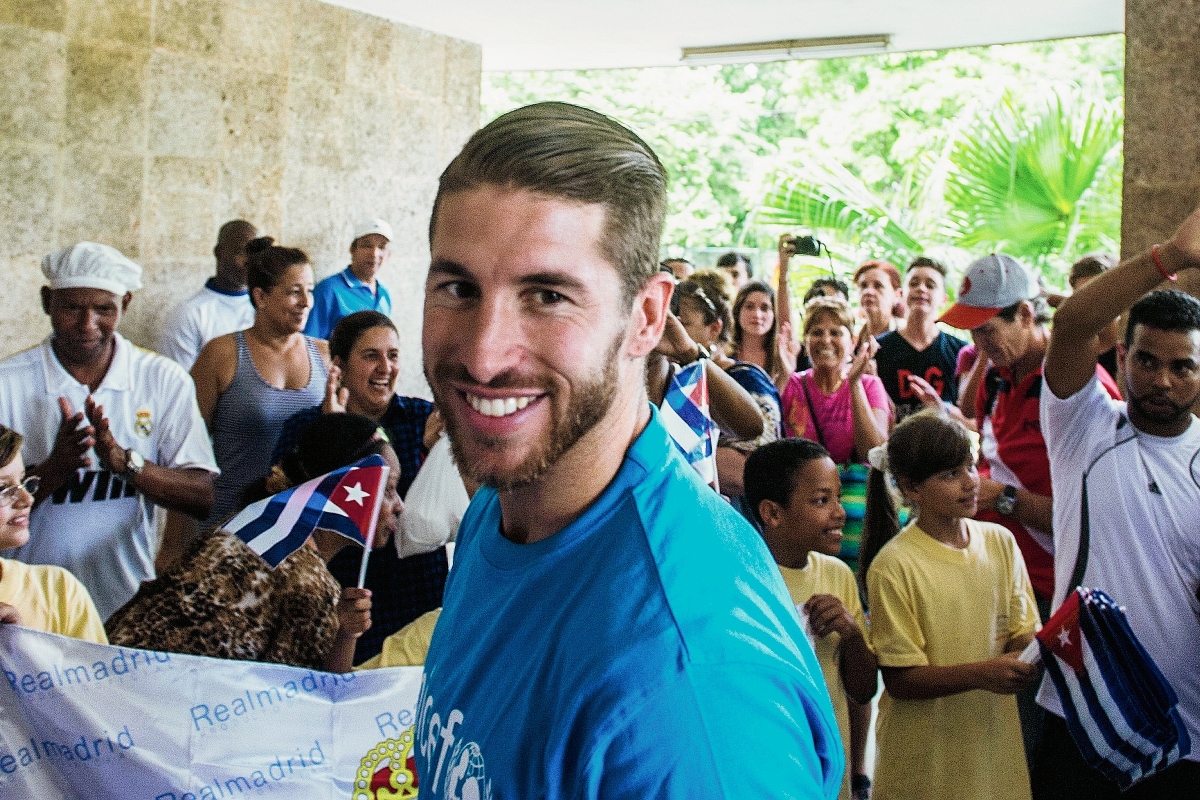 Sergio Ramos durante su visita a la escuelainfantil “Vo Thi Thang” en la Habana. (Foto Prensa Libre: AFP)