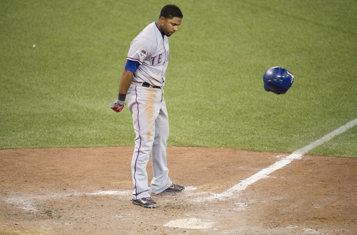 Elvis Andrus no pudo ocultar su frustración y enojo tras el resultado de las carreras. (Foto Prensa Libre: AP)