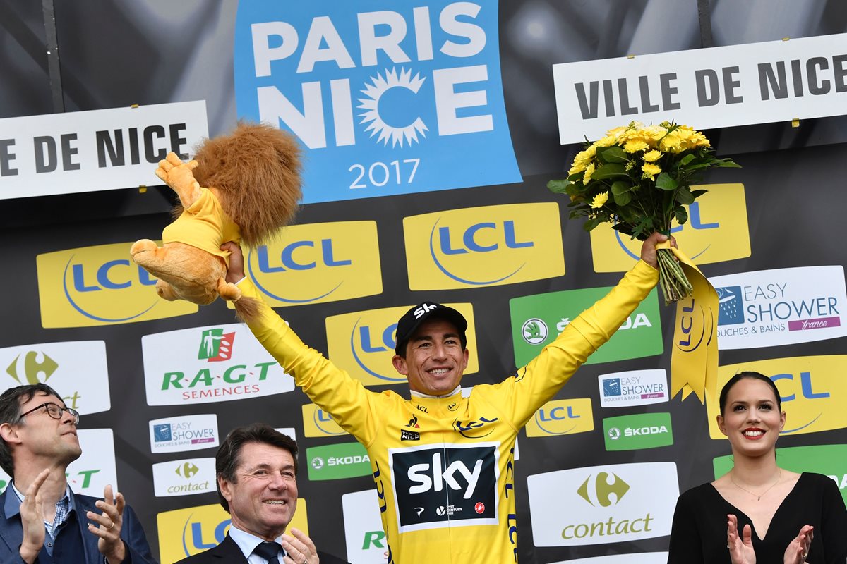 Sergio Henao festeja en el podio luego de imponerse en la prueba Paris - Niza. (Foto Prensa Libre: AFP)