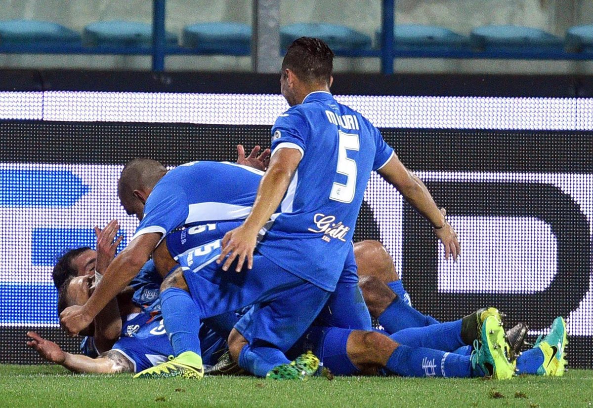 Celebración efusiva del Empoli en uno de los goles de esta tarde en el estadio Carlo Castellani. (Foto Prensa Libre: EFE)