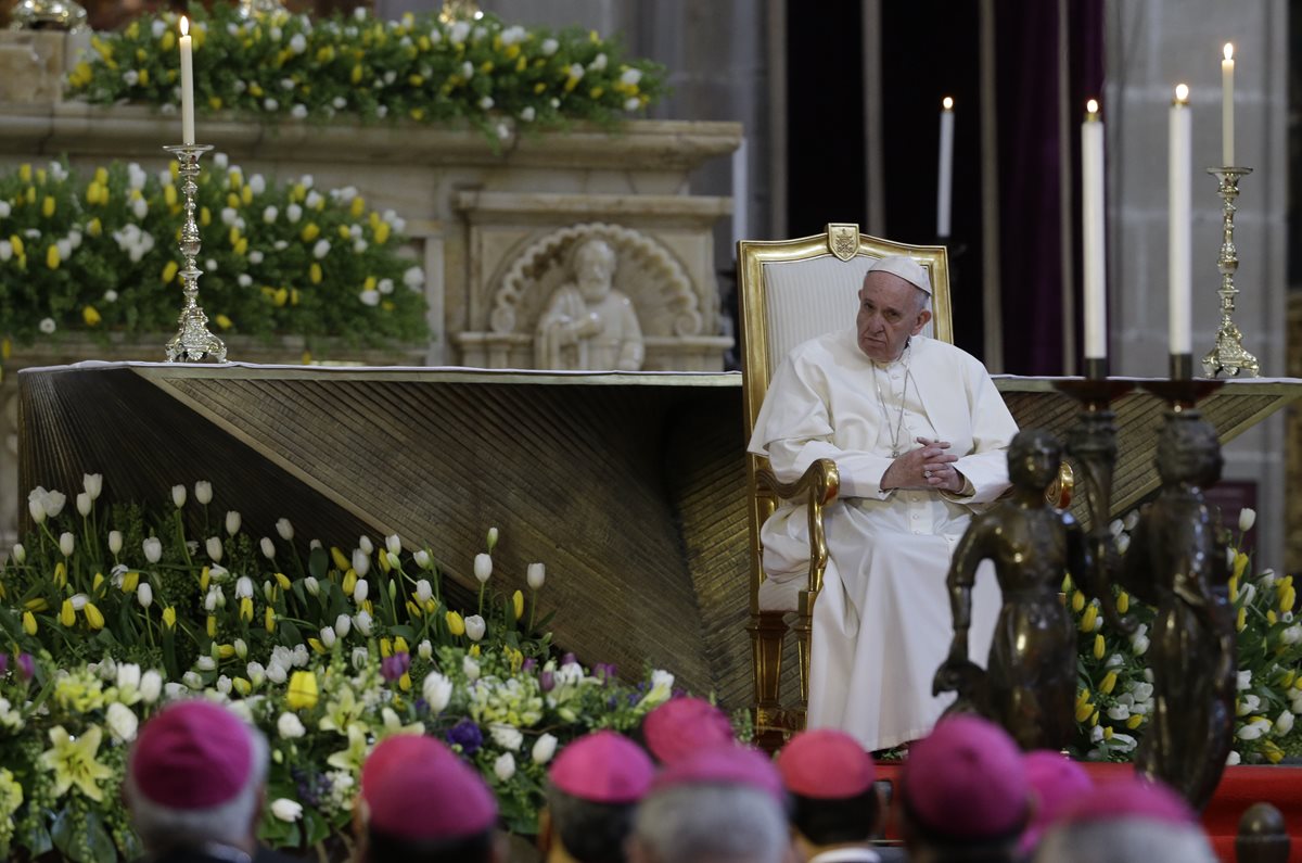 El Papa, durante la reunión que sostuvo con los obispos mexicanos en la Catedral Metropolitana. (Foto Prensa Libre: AP).